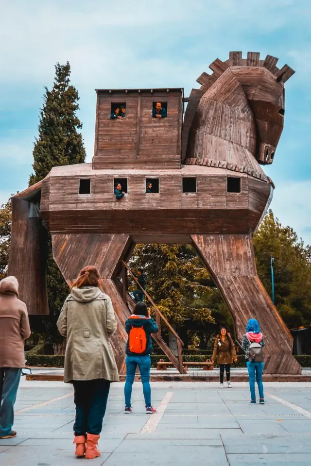 The large wooden replica of the Trojan Horse at the archaeological site entrance